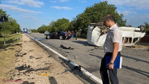 FOTO // Un microbuz de rută, implicat într-un accident cumplit pe traseul Chișinău - Ștefan Vodă: 11 persoane au ajuns la spital, iar două sunt în stare gravă