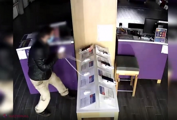 VIDEO // Chișinău: Patru magazine specializate în comercializarea telefoanelor mobile, călcate de hoți: Cum acționau cei doi indivizi care au furat zeci de telefoane