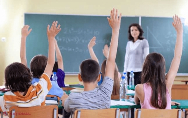 Vești bune pentru DASCĂLII din R. Moldova - din 1 septembrie 2023 vor beneficia de sporuri mai mari pentru dirigenție și verificarea lucrărilor scrise de elevi