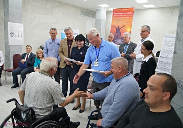 O organizație de binefacere din SUA acordă GRATUIT la peste 1 000 de persoane cu dizabilități din R. Moldova cărucioare speciale, cârje, premergătoare și suporturi antibasculant
