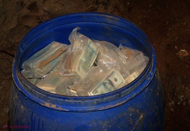 FOTO // Un fermier A GĂSIT 600 000 000$ ascunşi în GRĂDINA sa