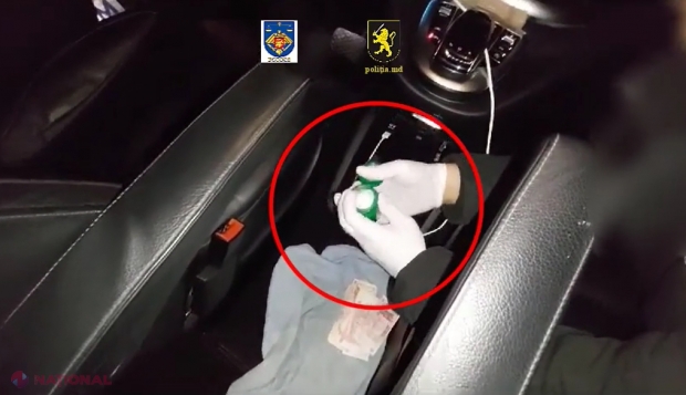 VIDEO // Dealer de DROGURI din Ialoveni, prins în flagrant delict cu 60 de doze de COCAINĂ pregătite pentru vânzare