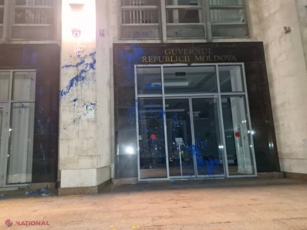 VIDEO // Sediul Guvernului și cel al Ministerului Muncii și Protecției Sociale, VANDALIZATE: Două persoane instruite la Moscova pentru acțiuni de destabilizare, reținute. Cât au primit pentru îndeplinirea misiunii
