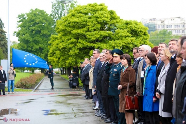 FOTO // Drapelul UE și tricolorul, arborate în fața Guvernului de Ziua Europei