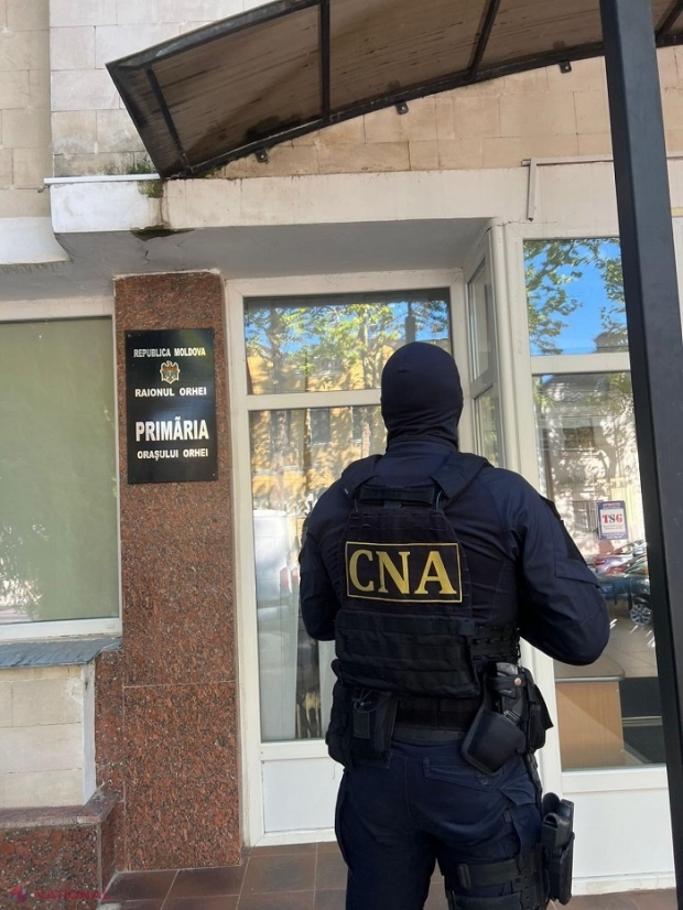 INTERCEPTĂRI // Patru persoane reținute, după descinderea ofițerilor CNA la Primăria municipiului Orhei: Funcționari, mituiți de gruparea Șor, inclusiv pentru a organiza proteste