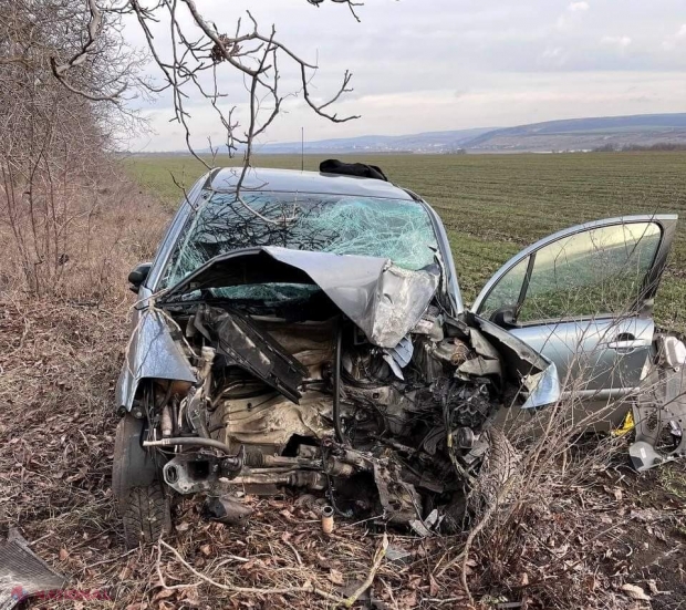 Accident cumplit pe traseul Hâncești - Leova: O tânără a decedat, după ce s-a izbit cu mașina într-un copac
