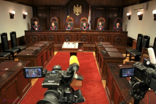 Un grup de foști judecători din R. Moldova îi solicită Curții Constituționale să-și REVIZUIASCĂ deciziile privind dizolvarea Parlamentului și anularea numirilor de la Guvern și Parlament
