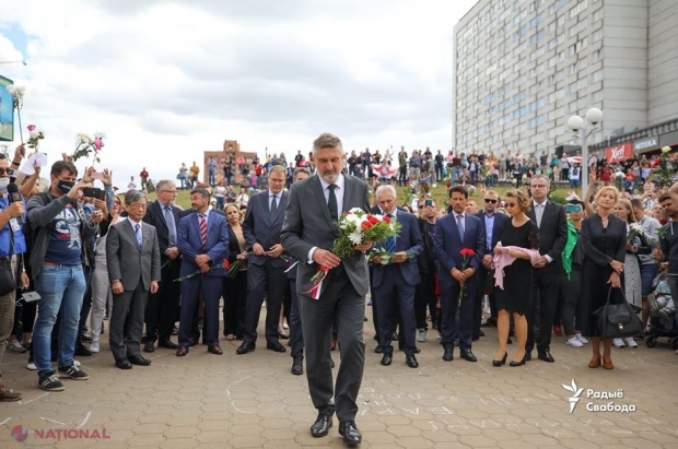 VIDEO // Ambasadorii statelor UE au depus flori la Minsk în locul în care un protestatar a murit în timpul mișcărilor de stradă din Belarus