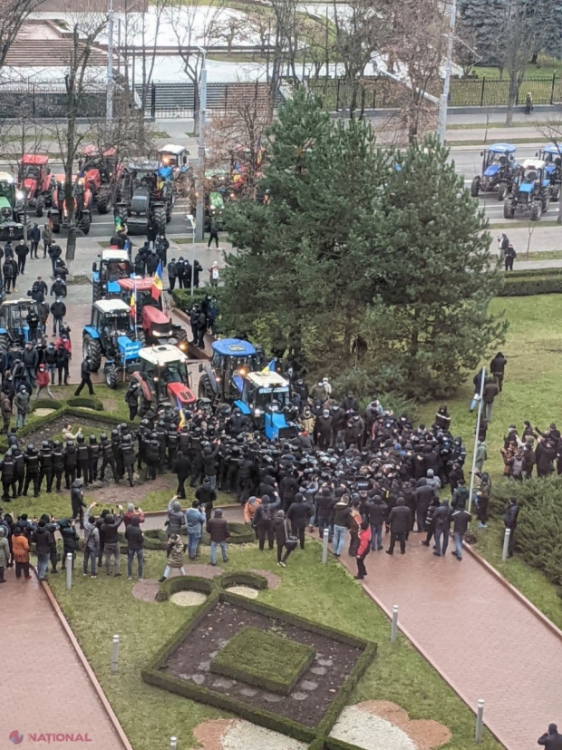 UPDATE, LIVE // CAPCANĂ? Socialiștii le promit agricultorilor banii destinați acoperirii „legii miliardului”. Îmbrânceli între forțele de ordine și AGRICULTORI. Un tractor a urcat pe scările Legislativului. Poliția ar fi folosit gaze lacrimogene