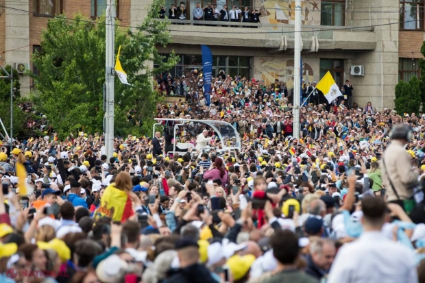FOTO // Papa Francisc i-a cucerit definitiv pe moldoveni: A recitat din Eminescu şi a salutat mulţimea în limba română. Printre pelerini a fost şi premierul Pavel Filip