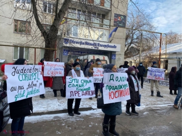 FOTO // Proteste contra „justiției vândute”! Partidul „ȘOR” cere DEMISIA magistraților care au scos-o pe Marina Tauber din alegeri