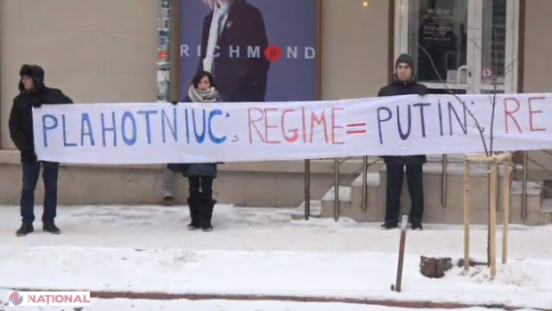 VIDEO // PAS, cu pancarte în fața hotelului unde are loc conferința „Georgia, R. Moldova și Ucraina: Parteneriatul Estic și provocările actuale de securitate”: „Principalul PERICOL este în interior”