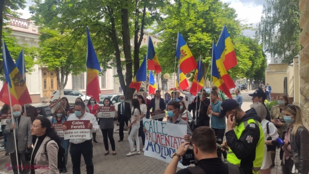 Protest la GUVERN împotriva fărădelegilor de la CFM. Noul director are un PLAN de salvare a întreprinderii: „Urmează să plătim DATORIILE la salarii, iar în 3-4 luni va fi mai simplu de gestionat CFM”