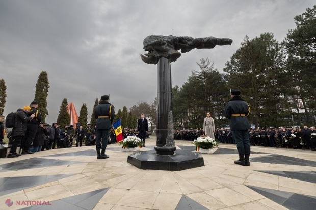VIDEO // 32 de ani de la războiul moldo-rus de la Nistru: Maia Sandu și Igor Grosu au ținut să dea mâna cu toți cei care ne-au apărat independența cu arma în mâini, la ceremonia de la monumentul „Maica Îndurerată”. „Ne închinăm în fața eroilor”