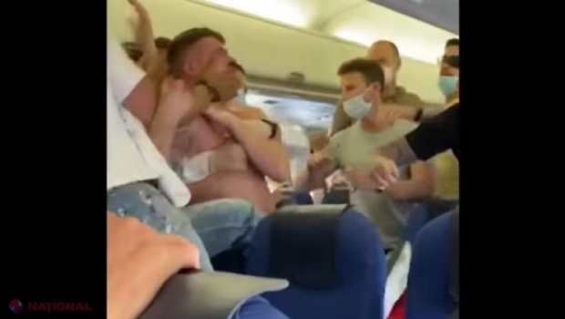 VIDEO // Scandal la bordul unui avion. Doi pasageri beți s-au luat la BĂTAIE din cauza măștilor de protecție