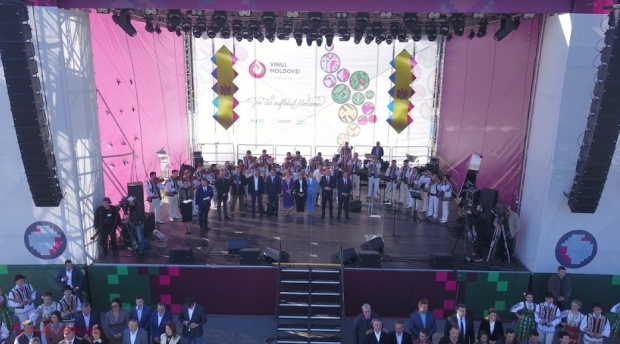 FOTO // A 17-a ediție a Zilei Naționale a Vinului: 60 de standuri cu peste 1 000 de vinuri în Piața Marii Adunări Naționale