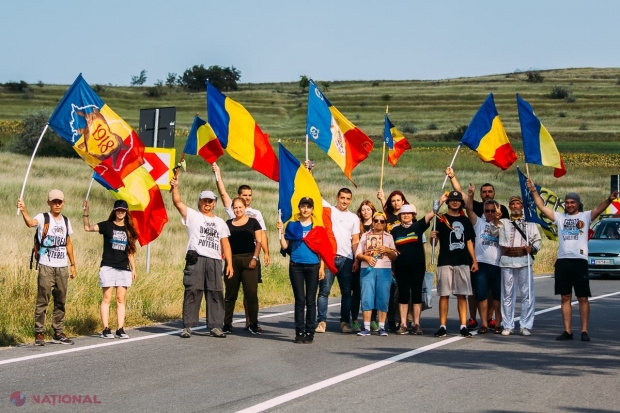 FOTO // Marșul CENTENARULUI ajunge la Iași. Participanții au parcurs 1 200 km pe jos și cheamă ieșenii să treacă Prutul pentru a ajunge la Chișinău