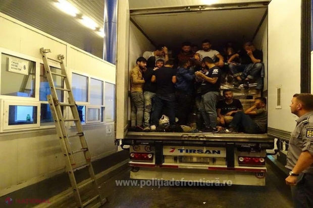 Poliţiştii de frontieră au rămas UIMIŢI după ce au verificat un TIR cu textile. Şoferii au spus că nu ştiau nimic