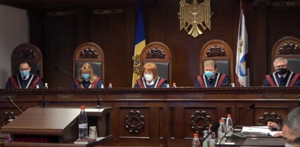 VIDEO, PROTESTE // Curtea Constituțională examinează sesizările pivind controlul constituționalității Legii cu privire la funcționarea limbilor vorbite pe teritoriul R. Moldova. Țîcu: „Un atentat la independența și suveranitatea R. Moldova”
