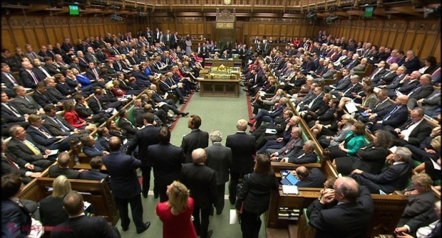 Marea Britanie FIERBE: Parlamentarii îşi dau demisia PE CAPETE şi vor să spargă Brexitul