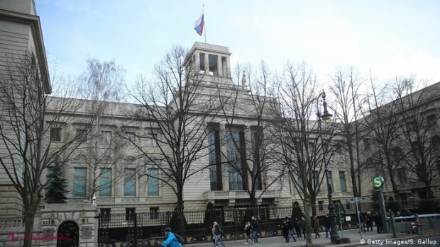 Un diplomat RUS, care ar avea legături cu agenția de spionaj FSB a Kremlinului, a fost găsit mort în fața ambasadei din Berlin
