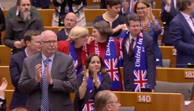 Final emoționant al Brexit-ului în Parlamentul European: Eurodeputații s-au ținut de mână și au cântat „Auld Lang Syne”, o veche poezie scoțiană care marchează „momente de rămas-bun sau de adio”