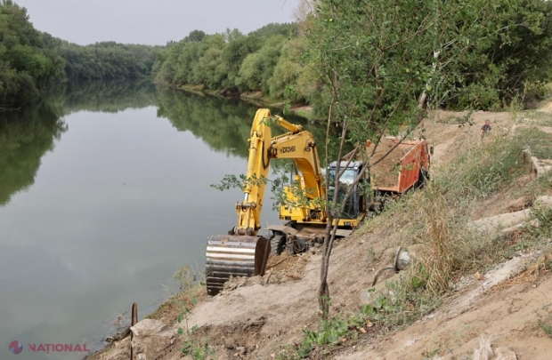 Locuitorii din Răscăieți, protejați în fața inundațiilor: Digul de protecție paralel albiei râului Nistru, în construcție
