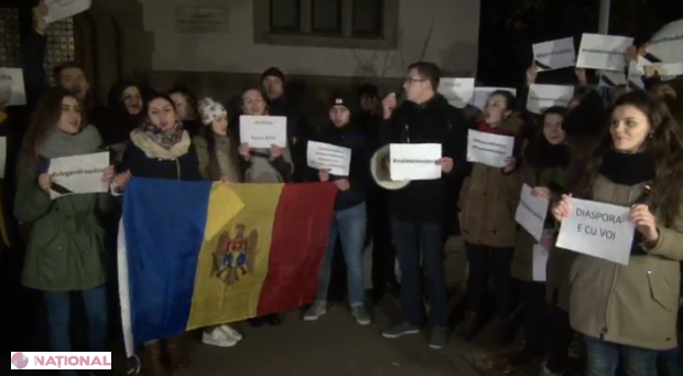 LIVE // Protest și la București. Zeci de tineri CONTESTĂ rezultatele alegerilor prezidențiale: „Nu vrem voturi inversate”. Răspunsul AMBASADORULUI