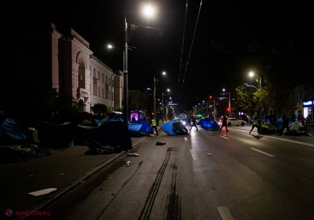 VIDEO // Protestatarii lui Șor din fața Procuraturii ar fi ABANDONAT corturile: „La întrebarea Poliției care este motivul plecării, aceștia au răspuns că este o decizie colectivă”. Ce spun organizatorii protestelor