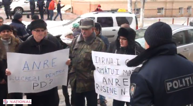 VIDEO // Protest în fața ANRE: „Ei se jură că nu fură, gazu-i scump peste măsură”