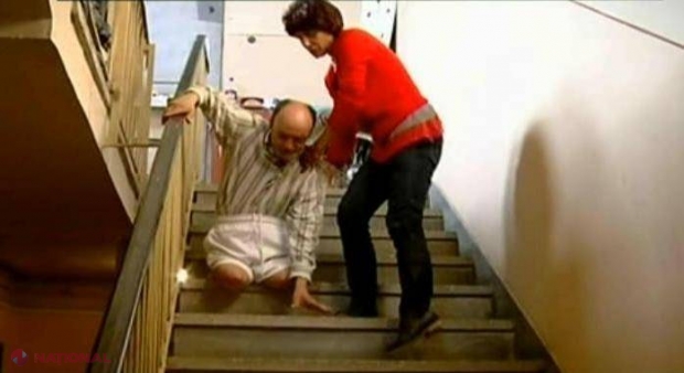 Povestea bărbatului ţintuit într-un scaun cu rotile care trăieşte împreună cu soţia într-o scară de bloc: „Poate nu ne lasă Dumnezeu”