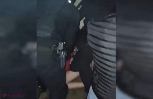 VIDEO // Traficant de droguri, pus la pământ de polițiști chiar în pragul apartamentului în care locuia
