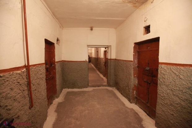 Scrisoarea lui Platon din pușcărie: Este deținut în subsol și se înveșelte cu ziare