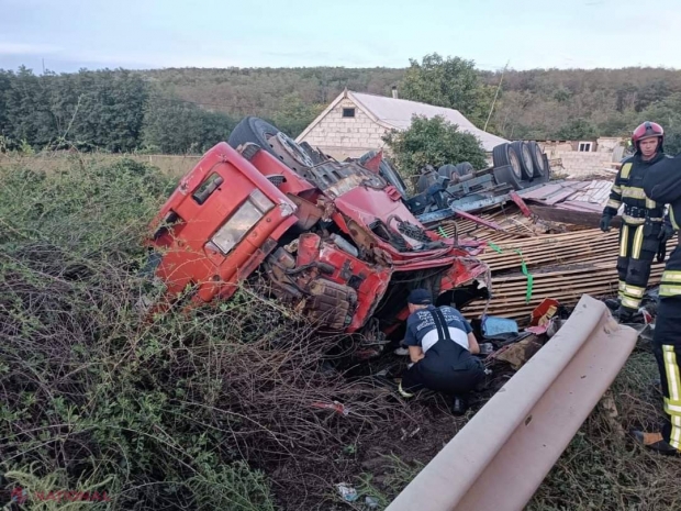 Autocamion, răsturnat la Anenii Noi: Şoferul, un cetățean ucrainean, a decedat pe loc