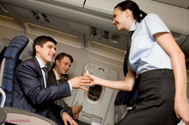 Băutura obișnuită pe care NU ar trebui să o comanzi în AVION dacă nu vrei să ENERVEZI stewardesa
