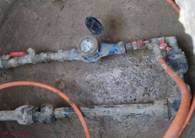 CONTROALE // Sute de chișinăueni, prinși că s-au conectat neautorizat la rețelele de apă și canalizare centralizate: Debranșați și amendați