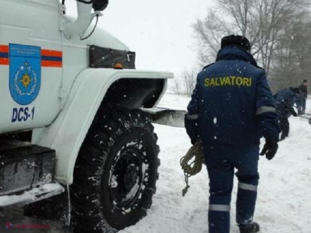 Cinci autovehicule, inclusiv un autobuz școlar, BLOCATE în nămeți: În sudul și centrul R. Moldova s-a format ghețuș pe drumuri