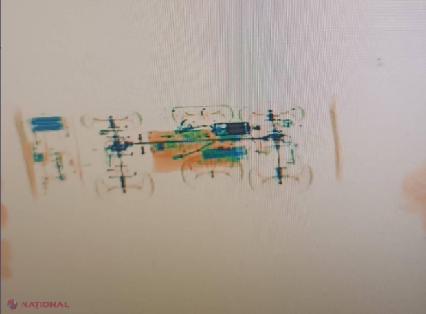 FOTO // Bombă ascunsă într-o mașinuță cu telecomandă. Aceasta urma să ajungă la bordul unui avion ce trebuia să decoleze de pe Aeroportul Internațional Chișinău