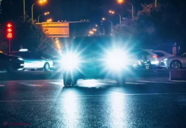 Butonul de la mașină care te ajută să nu fii orbit de lumina din trafic. Truc util pentru șoferii de noapte. Ce alte funcții ascunse poți accesa la mașina ta