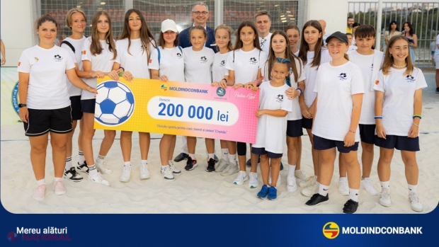 GALERIE FOTO // Moldindconbank susține echipa de fotbal feminin ,,Pudra” care a primit 200 000 de lei
