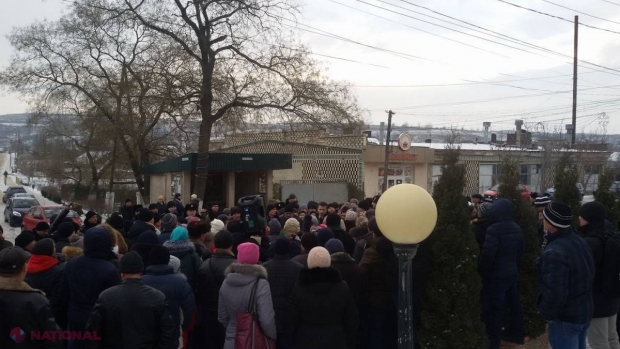 VIDEO // Peste o sută de locuitori ai satului Puhoi au protestat la Guvern: Cer deschiderea a zece curse de transport din sat 