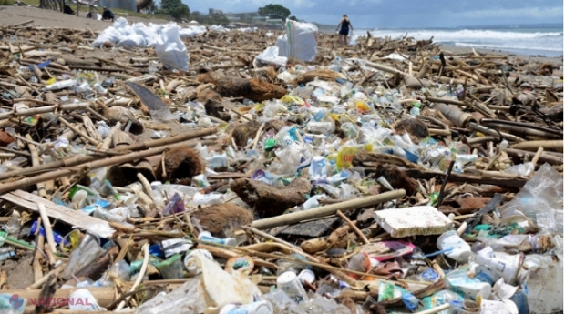 FOTO // Plajele din Bali au fost invadate de gunoaie: Destinația de LUX începe să arate ca o imensă groapă de gunoi