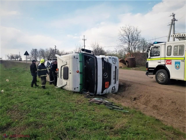 VIDEO // Accident PERICULOS la Soroca: O autocisternă s-a inversat, iar salvatorii au evitat în ultimul moment scurgerea de petrol