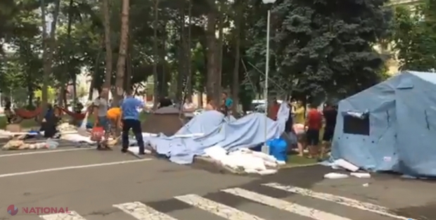 VIDEO // Manifestanții din fața Guvernului își strâng CORTURILE 