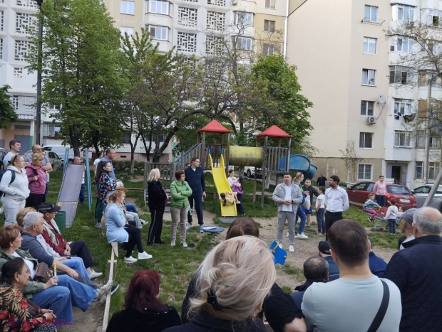Locuitorii din Chișinău, îndemnați să depună proiecte în cadrul Programului „Curtea Europeană”: 100 de milioane de lei alocate de Guvern prin Bugetul +PLUS
