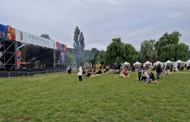 GALERIE FOTO // Vizitatorii Festivalului Tradițiilor Românești au țesut, brodat sau sculptat și au ascultat istoria costumelor și meșteșugurilor din toate provinciile istorice românești: Concert grandios astăzi, la închiderea festivalului: Direcția 5