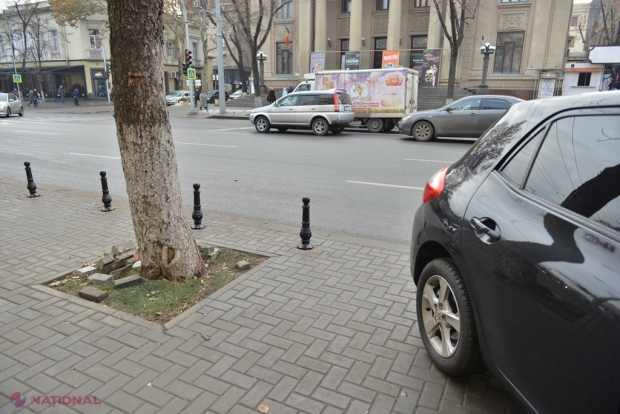 FOTO // Nici pilonii de delimitare a trotuarelor din centrul Chișinului NU rezolvă situația: Mașini parcate pe trotuar, în spatele pilonilor. Primarul Codreanu amenință șoferii cu Poliția
