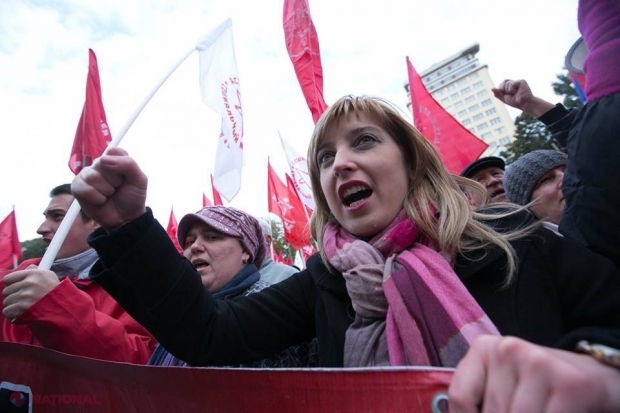 FOTO // „Revoluția de catifea” s-a mutat la Parlament