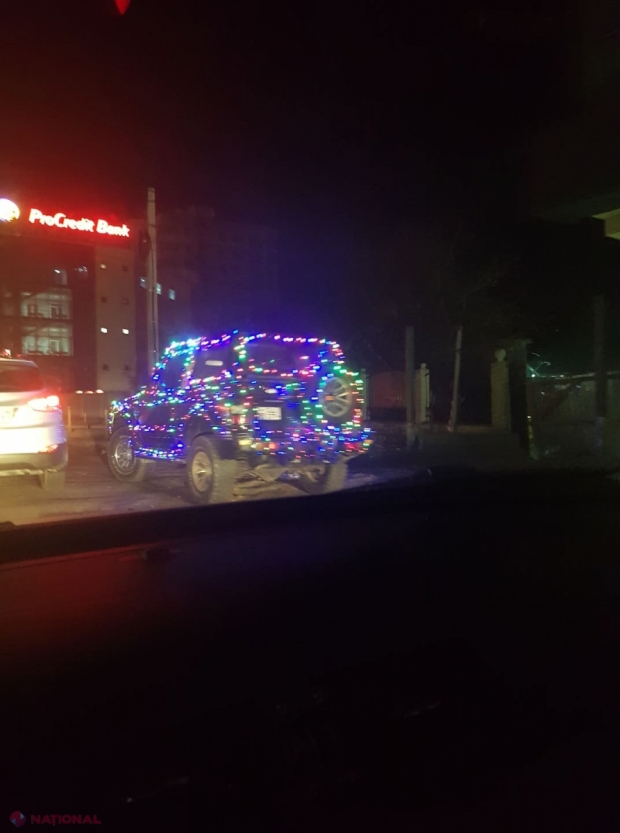 FOTO // Apariție „LUMINOASĂ” pe străzile capitalei. Un șofer și-a împodobit mașina cu zeci de metri de ghirlande