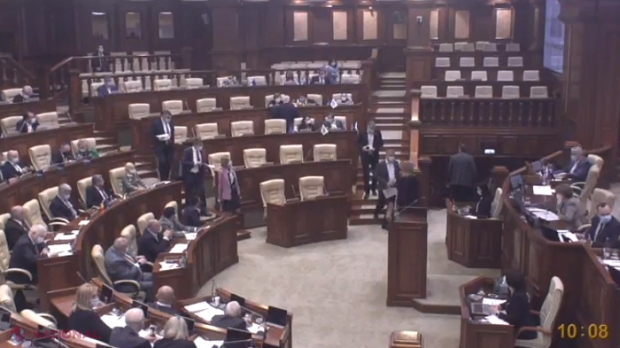 PAS a PĂRĂSIT ședința de astăzi a Parlamentului, acuzând alianța „disperată” PSRM-ȘOR de „atac asupra instituțiilor de stat și a democrației”